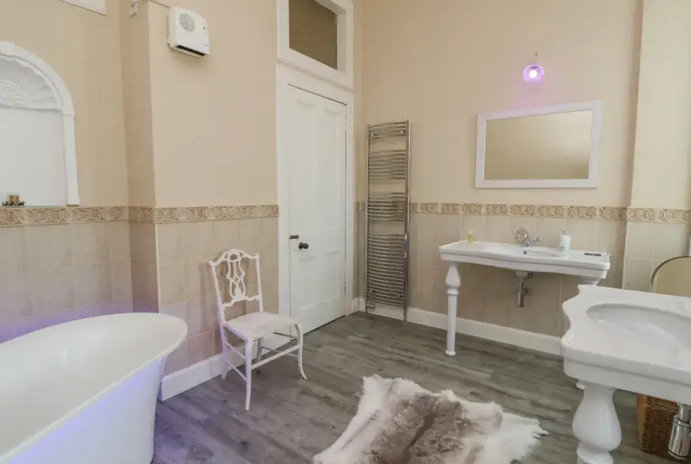 Family bathroom at Woodside House