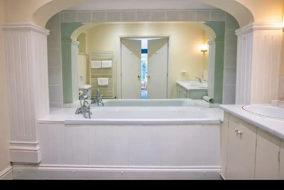 Ensuite bathroom at Wye Rapids House