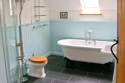 Family bathroom at Y Sgubor Holiday Barn, Powys