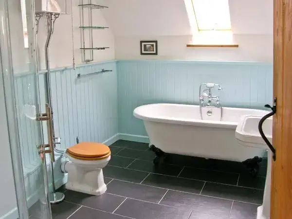 Family bathroom at Y Sgubor Holiday Barn