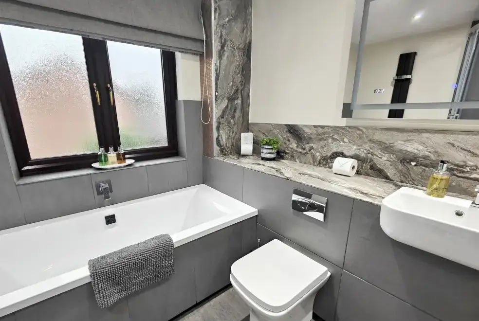 Family bathroom at Yewtree House