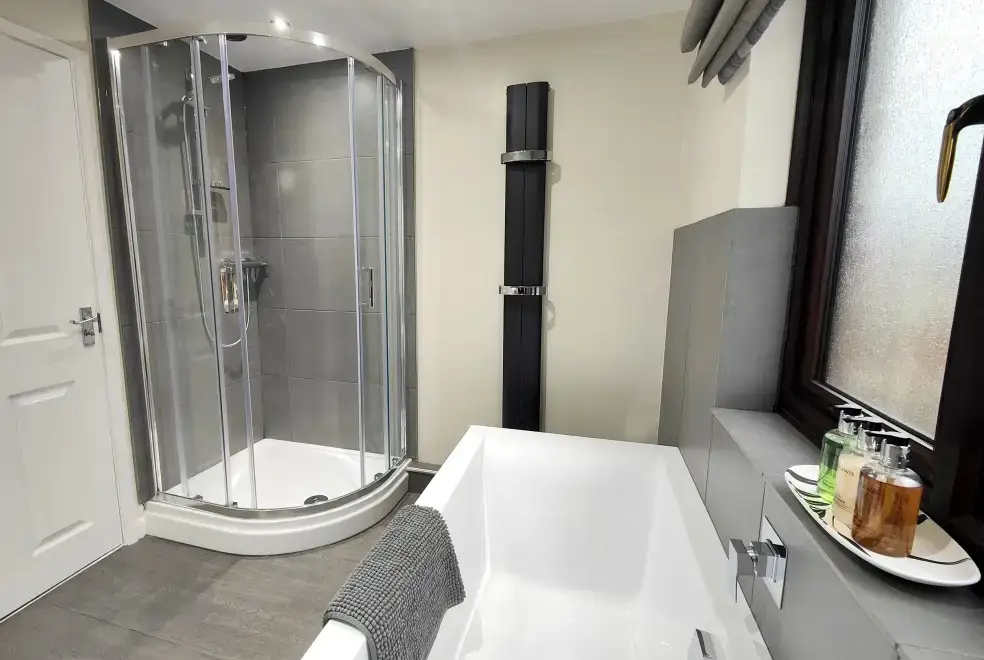 Family bathroom at Yewtree House