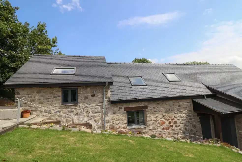 Ysgubor Tyddyn Isaf, from the outside