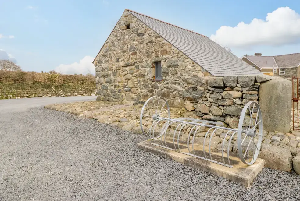 Ysgybor Yd, from the outside