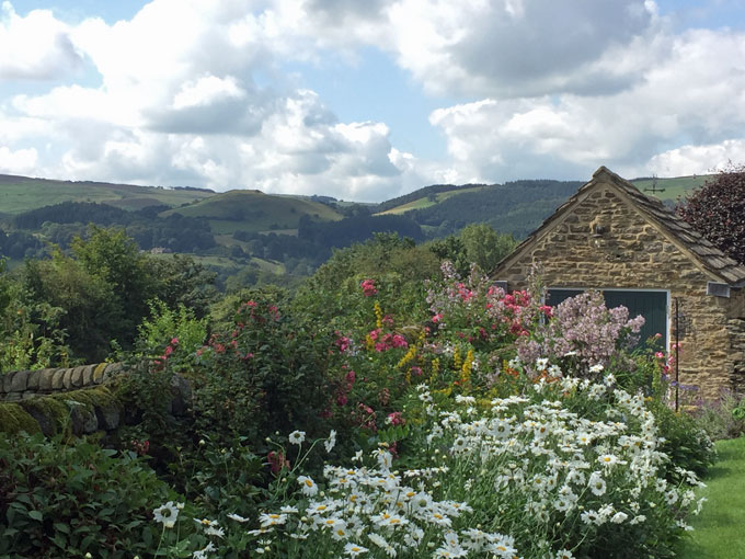 Peak District cottage with rural views