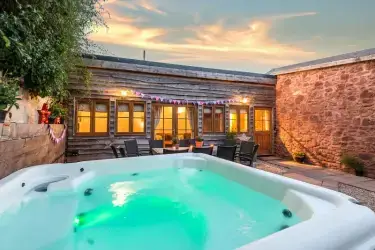 Pet-friendly lodge with hot tub