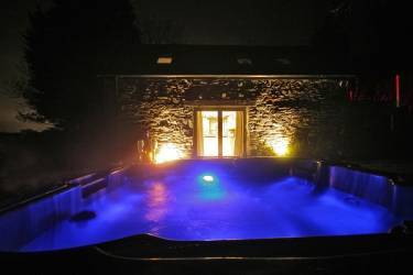 Romantic hot tub cottage