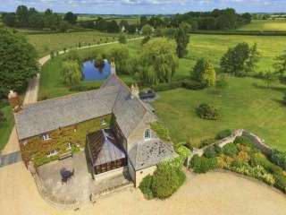 The Cotswold Manor Hall, Exclusive Hot-Tub, Games Barn, 70 acres of Parkland - Oxfordshire