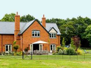Sleeps 10+1, High Standard House with large garden and shared games room and downstairs bedroom and wet room - Herefordshire
