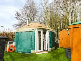 The Lakeside Yurt Dogs-welcome Cottage, Cotswolds , Worcestershire,  England