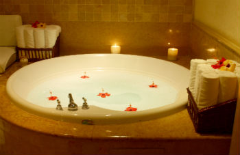 Hot Tub at Romantic Cottage