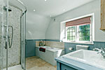 Wiltshire holiday cottage en-suite bathroom