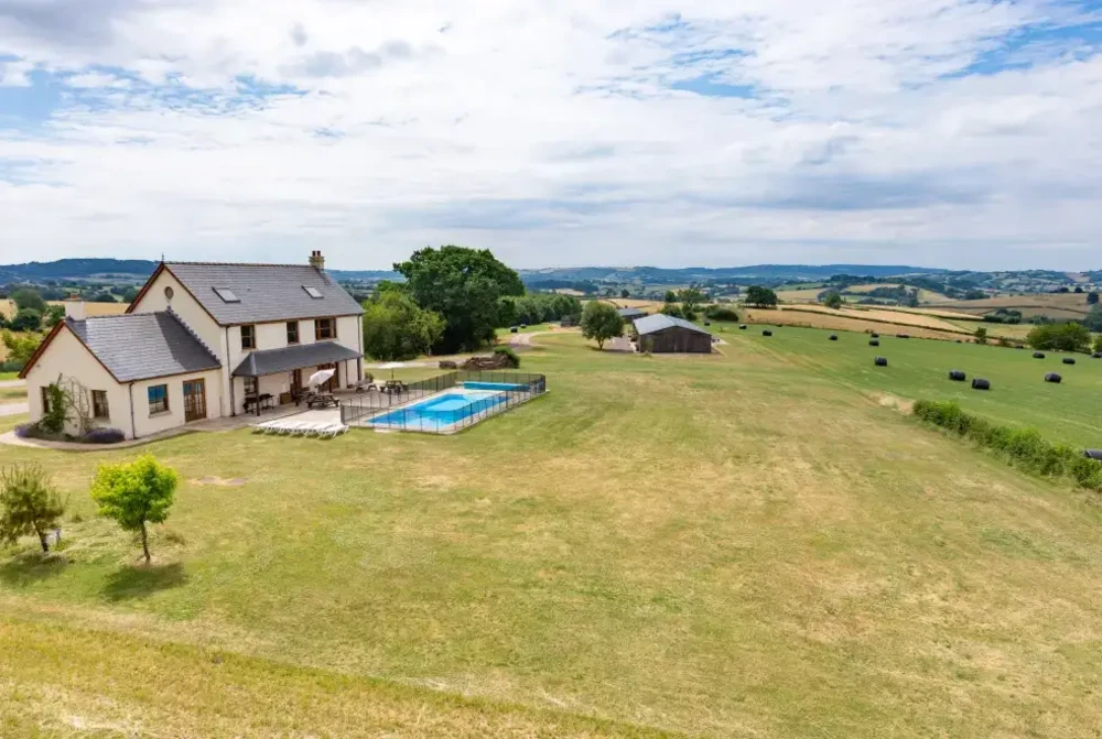 Countryside cottage with swimming pool outside