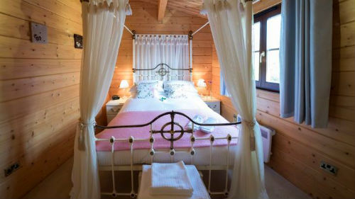 Badwell Ash Lodge with Romantic 4 Poster Bedroom