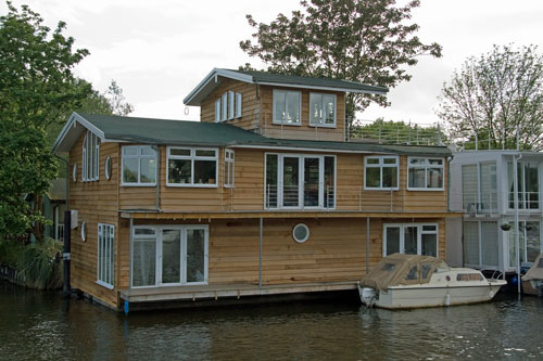 Self Catering Houseboat On The Thames In London