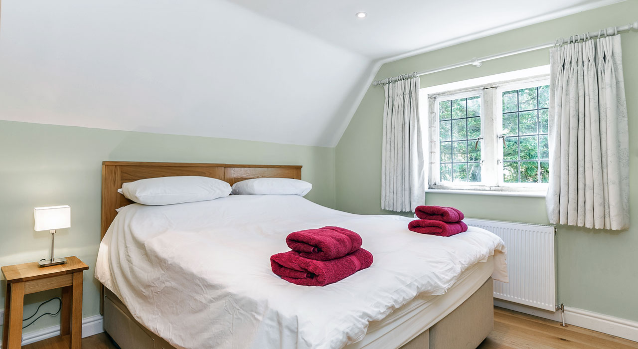 Malvern holiday rental king-size bed